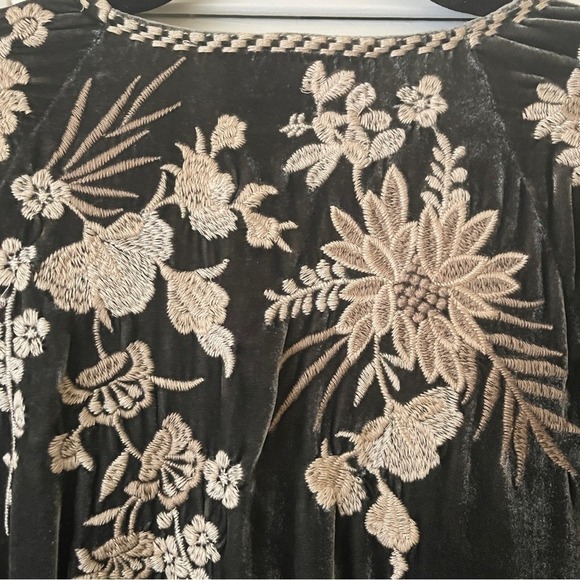 Johnny Was Othilia Embroidered Silk Velvet Kimono Sleeve Dress Gray Sz S - Picture 11 of 15